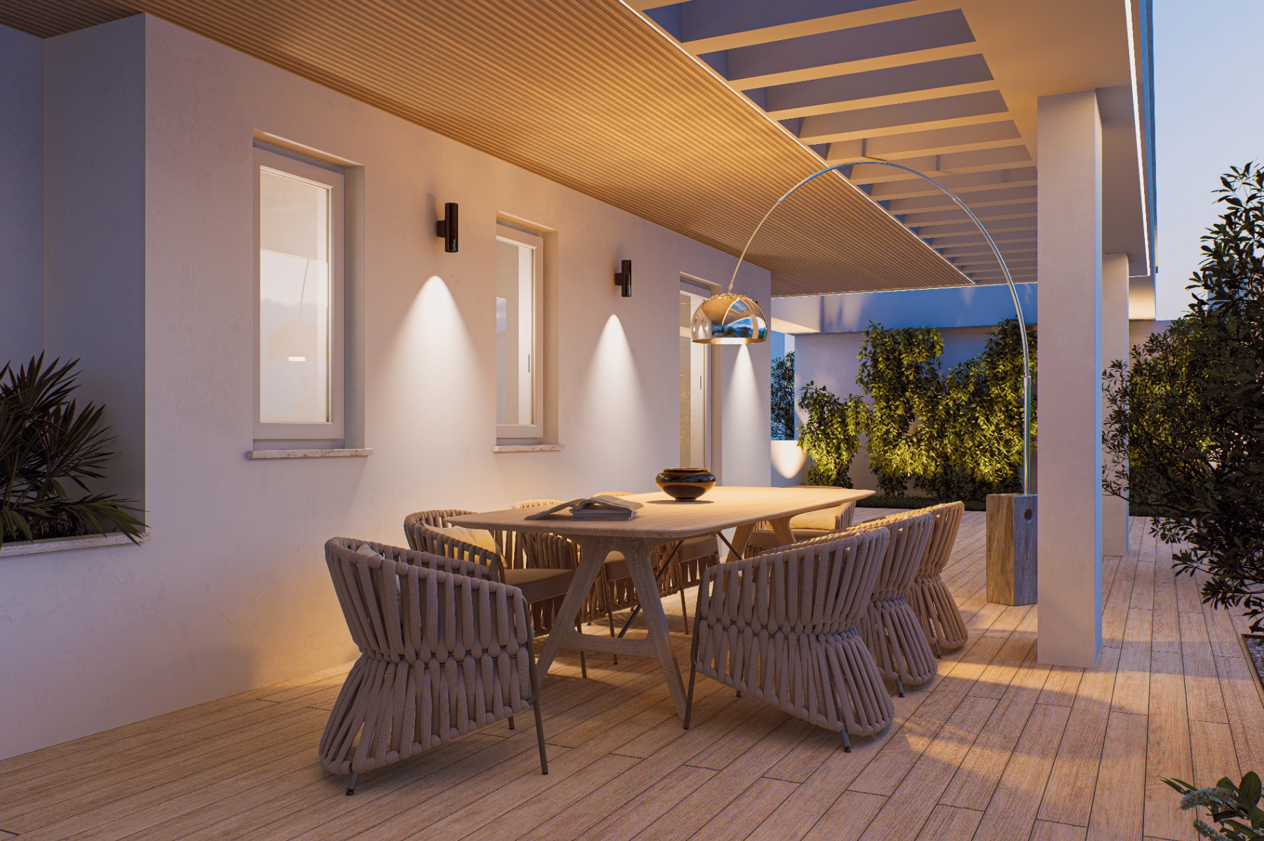 Tavolo da pranzo esterno con lampada ad arco e illuminazione a parete